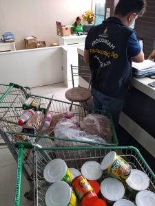 Imagem da notícia - Em Itacoatiara, Procon-AM apreende 200 kg de alimentos impróprios ao consumo e constata infração em bancos