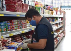 Imagem da notícia - Procon-AM apreende mais de 100 quilos de alimentos com validade vencida em comércios de Manacapuru