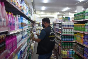 Imagem da notícia - Procon-AM apreende mais de 15 Kg de sabonetes fora da validade em supermercado de Manaus