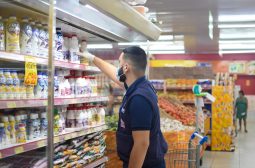 Procon-AM apreende mais de 40 Kg de produtos fora da validade em supermercado na zona norte de Manaus