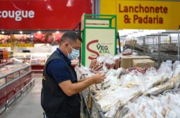Procon-AM apreende 142 Kg de produtos em supermercados na zona oeste de Manaus