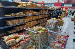 Procon-AM apreende mais de 500 Kg de alimentos vencidos em supermercado de Manaus