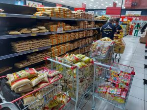 Imagem da notícia - Procon-AM apreende mais de 500 Kg de alimentos vencidos em supermercado de Manaus
