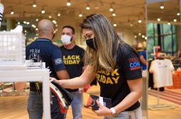 Procon-AM realiza ação de orientação a lojistas e consumidores na Black Friday em shopping de Manaus