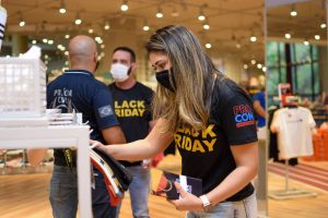 Imagem da notícia - Procon-AM realiza ação de orientação a lojistas e consumidores na Black Friday em shopping de Manaus