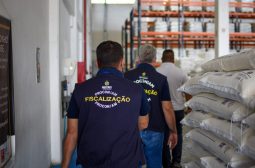 Procon-AM apreende 103 Kg de farinha de trigo após denúncia de adulteração; produto passará por perícia