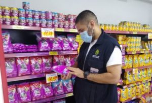 Imagem da notícia - Procon-AM apreende 75 Kg de produtos durante fiscalização em supermercado no bairro Parque 10, em Manaus