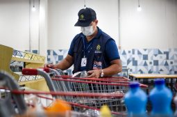 Procon-AM apreende mais de 30 Kg de produtos em supermercado no Centro de Manaus