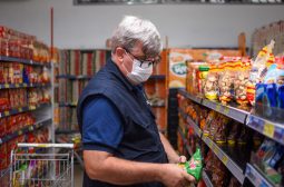 Procon-AM apreende produtos em supermercado na zona leste de Manaus