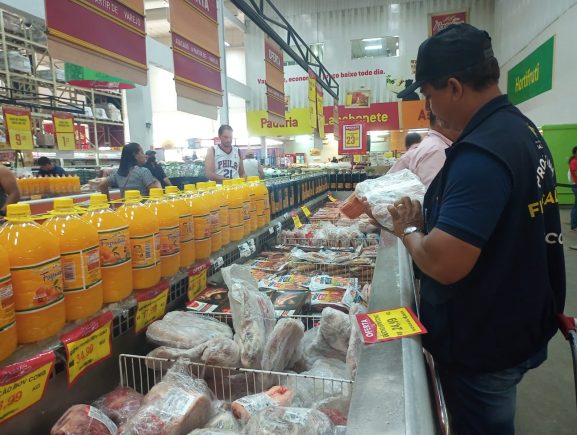 Procon-AM apreende mais de 30 Kg de alimentos e produtos de limpeza em supermercado na zona leste de Manaus