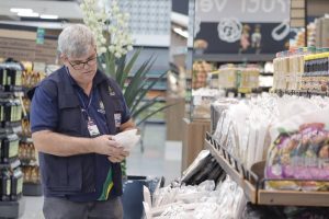 Imagem da notícia - Procon-AM apreende mais de 110 Kg de produtos de limpeza e alimentos em supermercado