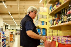 Após receber denúncias, Procon-AM fiscaliza e notifica supermercado
